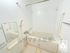 1日の疲れを癒す浴室でゆったりリフレッシュ。清潔感あふれる空間で、毎日のバスタイムをより快適に。