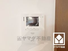 突然の来訪時でも安心なモニター付きインターホンを完備。お留守番中のお子様でも簡単に来訪者の確認ができます。