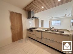 カウンターキッチンなので配膳や片付けがしやすく、お料理中でもお子様の様子が分かって安心です。洗面室へ出入りできる2WAYの扉があり、家事動線もたいへん良好です。