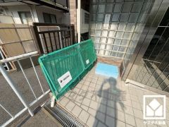 エントランスホールの壁面にガラスブロックが使用された美しい外観のマンションです。