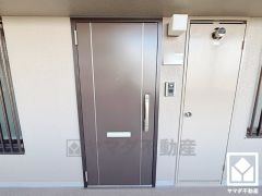 シンプルで洗練された玄関デザイン。帰るたびにホッとできる、心地よい住まいの入り口。