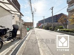 前面道路幅員約7.8m（歩道約1.5m）とゆったりとした広さがあるのでファミリーカー等の車の出入れも楽にできます。