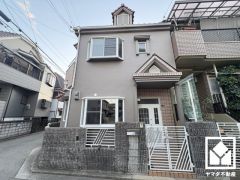 洗練された外観デザインが、住まう誇りを演出。街並みに馴染みながらも、ひときわ目を引く存在感。