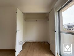 クローゼットは奥行きがあるので、収納力も申し分ありません。