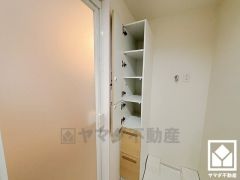 洗濯機置き場の隣にはトールタイプの棚があるので、消耗品などをスッキリ収納できるのも嬉しいポイント。