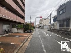 「コノミヤ尼崎店」まで徒歩7分、「業務スーパー三和店」まで徒歩8分など、お買い物施設が徒歩圏内に複数あり便利な住環境です。