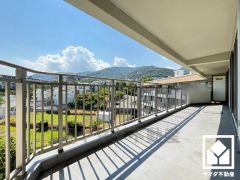 南西向きバルコニーで陽当たり、風通し良好。広々としているため、お洗濯物をたっぷりと干す事ができます。前面に視界を遮る高い建物がなく、緑に囲まれた開放的で清々しい景色が広がります。