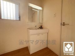 収納付きでスッキリお使い頂ける3面鏡の洗面台です。洗面ボウルが広めなので、忙しい朝でも身支度がしやすく時短になります。