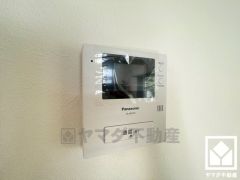 突然の来訪時でも安心なモニター付きインターホンを完備。お留守番中のお子様でも簡単に来訪者の確認ができます。