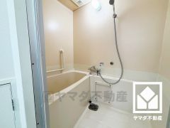 1日の疲れを癒す浴室でゆったりリフレッシュ。清潔感あふれる空間で、毎日のバスタイムをより快適に。