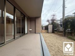 南西向きテラスで陽当たり、風通し良好。スロップシンク付きで汚れやすい作業を室内を汚さず行えるので、生活空間を清潔に保つことができます。ガーデニングや家庭菜園などをお楽しみいただける専用庭もございます。