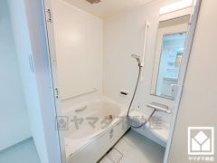 1日の疲れを癒す浴室でゆったりリフレッシュ。清潔感あふれる空間で、毎日のバスタイムをより快適に。