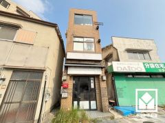 1階部分から外部に屋上まで排煙設備あり、薪の窯などの設備に使用できます。