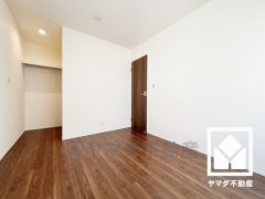 たっぷり収納できるウォークインクローゼットが2か所ございます。お洋服はもちろん、スーツケースなどの大物もしっかり収納できます。