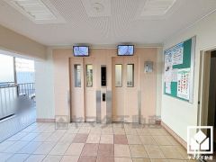 2基のエレベーターを設置し、待ち時間を短縮。快適な住まいへのアクセスをスムーズに。防犯カメラが設置されておりセキュリティにも配慮されています。