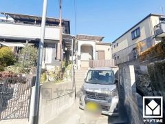 お手入れがしやすく節水効果も高いタンクレストイレです。