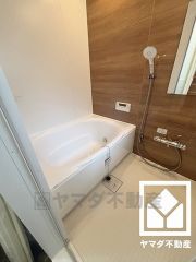 1日の疲れを癒す浴室でゆったりリフレッシュ。清潔感あふれる空間で、毎日のバスタイムをより快適に。