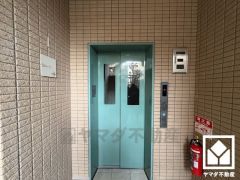 棟内に3基のエレベーターを設置し、待ち時間を短縮。快適な住まいへのアクセスをスムーズに。