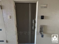 シンプルで洗練された玄関デザイン。帰るたびにホッとできる、心地よい住まいの入り口。