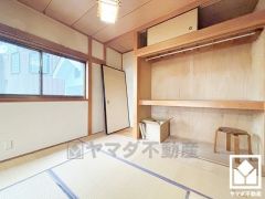 約6帖の2階和室です。リビングに隣接しており、一体利用も可能です。子どもの遊び場、お昼寝スペース、家族のくつろぎ空間にも。和室があると、暮らしの幅がぐんと広がる。