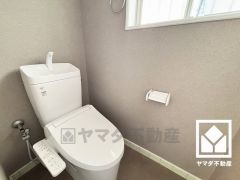 トイレにも小窓が付いているので日中は明るく、居心地の良いプライベートスペースです。