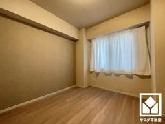 約5.1帖の洋室です。全居室に窓がございます。明るい陽光がたっぷり差し込む心地よい生活空間です。