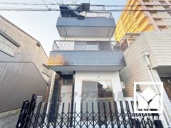 シンプルシックなブラック×ホワイトのモダンな外観。帰るたびに安心感を感じられる佇まい。