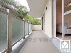 南西向きバルコニーで陽当たり、風通し良好。広々としているため、お洗濯物をたっぷりと干す事ができます。