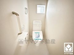 明るく清潔感溢れるトイレです。2連トイレットペーパーホルダーなのでお取替えの手間が軽減できます。