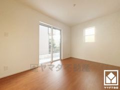 大きな窓からは明るい光が降り注ぎます。全居室フローリングなのでお掃除もラクラクです。