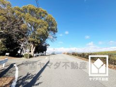 リビング東側の窓はシャッター雨戸付きでセキュリティにも配慮されています。台風などによる飛来物からの保護、また防音・断熱・目隠しなどにも。