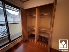 稼働棚が設置されており、整理整頓がしやすい設計になっています。