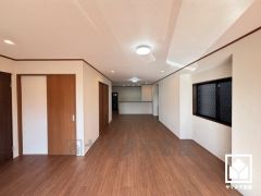 広々25帖のLDKが魅力。家族全員がリラックスできる、ゆったりとした快適リビングで温かい団らんの時間を。