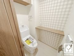 明るく清潔感溢れるトイレです。温水洗浄便座付きで、季節を問わずいつでも温かい便座をお使いいただけます。広々としたカウンタースペースもございます。
