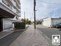 スムーズな移動を叶えるエレベーターも1基ございます。忙しい朝も快適に、ストレスフリーな暮らしをサポート。