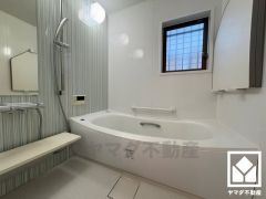 1日の疲れを癒す浴室でゆったりリフレッシュ。小窓が付いているので明るく、こもりがちな湿気もすぐ取り除くことができます。