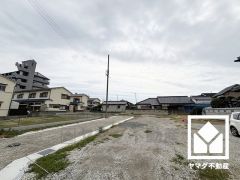 キッチンには窓がございますので、昼間は手元が明るく、お料理がはかどります。