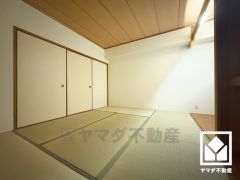 床の間には照明が設置されており、掛け軸や生け花、季節の飾り物などを飾って美しく空間を演出できます。