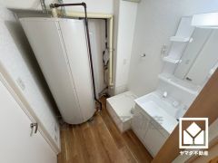 室内洗濯機置場がございますので、天候に左右されず洗濯していただけます。