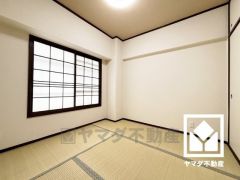 約4.5帖の和室です。陽光がたっぷり差し込む洗練された和の空間。温かみのある畳のスッキリとしたデザインが、暮らしを心地よく彩ります。