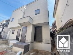 収納付きでスッキリお使い頂ける3面鏡の洗面台がございます。洗面ボウルが広めなので、忙しい朝でも身支度がしやすく時短になります。