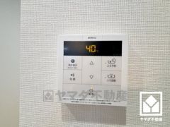 ボタン1つで自動でお湯張りができるオートバス機能付き。追い炊き機能もございますので、いつでも温かいお風呂に入ることができます。