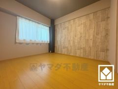 約5.6帖の洋室です。大きな窓からは明るい光が降り注ぎます。柔らかな光が差し込むお部屋で、快適で落ち着いた生活をお送りいただけます。