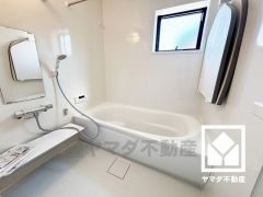 1日の疲れを癒す浴室でゆったりリフレッシュ。清潔感あふれる空間で、毎日のバスタイムをより快適に。