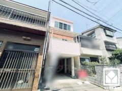 収納豊富な洗面台がございます。洗面ボウルが広めなので、忙しい朝でも身支度がしやすく時短になります。