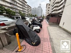 広々としており、使い勝手の良いバイク置場です。