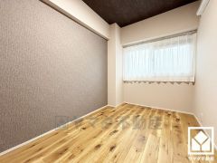 大きな窓からは明るい光が降り注ぎます。柔らかな光が差し込むお部屋で、快適で落ち着いた生活をお送りいただけます。