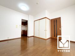 広々11.8帖のLDが魅力。家族全員がリラックスできる、ゆったりとした快適リビングで温かい団らんの時間を。