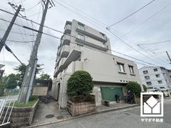 温水洗浄便座付きで、季節を問わずいつでも温かい便座をお使いいただけます。トイレットペーパーのストックや、消耗品置き場、小物置きなどとしてもお使いいただける棚がございます。