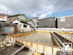 浴室には小窓が付いているので明るく、こもりがちな湿気もすぐ取り除くことができます。